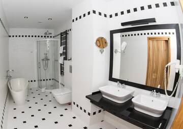 Фото номера Люкс с кроватью размера «king-size» Отель Best Western Plus Hotel Podklasztorze г. Сулеюв 5